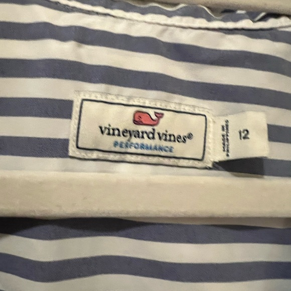 Vineyard Vines womens performance button down shirt. - Picture 2 of 4